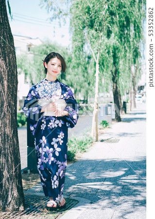 Yukata women and the streets of Kyoto 53352862