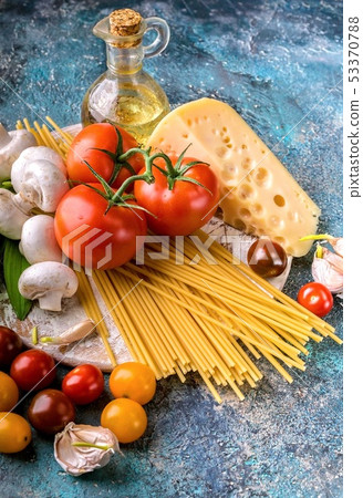 Italian pasta, mushrooms, tomatoes, herbs 53370788