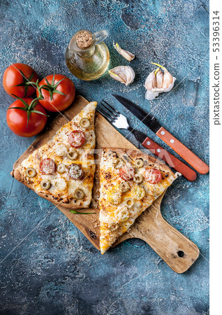 Italian pizza with tomatoes and mozzarella  53396314