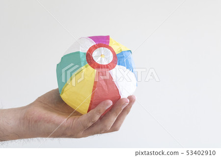 Male hand holding a Japanese paper balloon 53402910