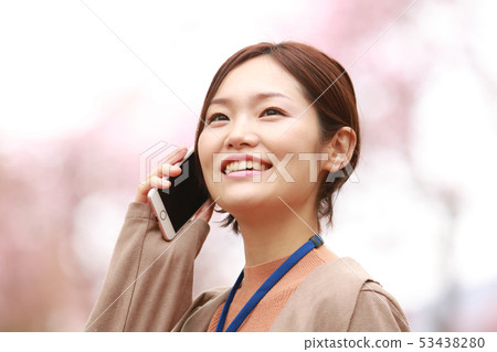 Female employee talking on the phone 53438280
