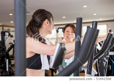 婦女在健身房裡散步 婦女在健身房裡散步 53442500