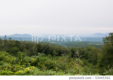 雲層覆蓋的山脈 53445302
