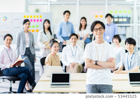 年輕工程師在辦公室 53445525