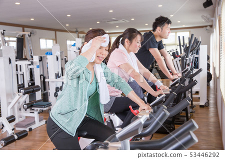 做有氧運動的男人和婦女在健身房 53446292