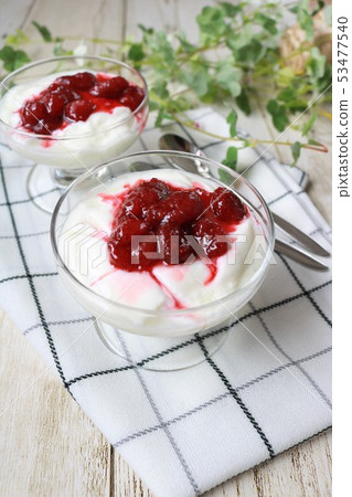 Homemade strawberry jam and yogurt 53477540