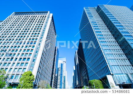 東京初夏的陽光落在東京大手町的摩天大樓上。 東京初夏的陽光落在東京大手町的摩天大樓上。 53486081