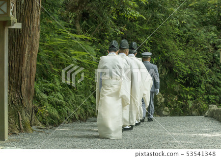 白色服裝和神社伊勢神宮奈久神社前往節日圖片素材 53541348