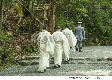 神道和白色服飾神道教神父去伊勢神宮活動的材料 53541350