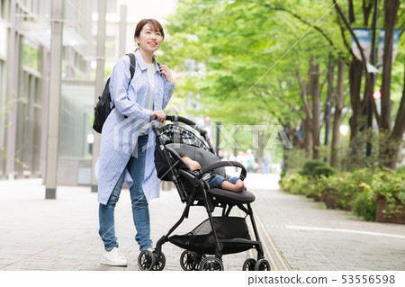 媽媽和寶寶出去玩嬰兒推車育兒新鮮綠色 媽媽和寶寶出去玩嬰兒推車育兒新鮮綠色 53556598