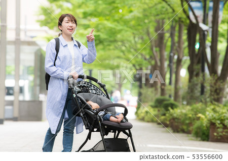 媽媽和寶寶出去玩嬰兒推車育兒新鮮綠色 媽媽和寶寶出去玩嬰兒推車育兒新鮮綠色 53556600