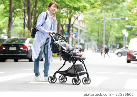 媽媽和寶寶出去玩嬰兒推車育兒新鮮綠色 53556605