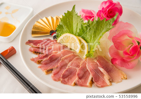 Chicken tataki chicken thigh chicken sashimi photo Izakaya Sake appetizers 53558996