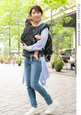 媽媽和寶寶一起出去和寶寶一起出去 53559732