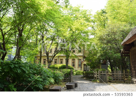 新鮮的綠色和西部樣式大廈風景 新鮮的綠色和西部樣式大廈風景 53593363