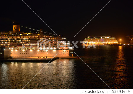兩艘遊輪夜視圖 53593669