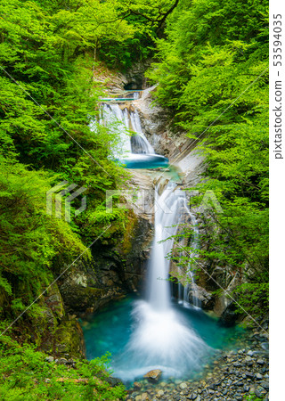 新鮮的綠色西澤谷七瀑布五步瀑布 53594035