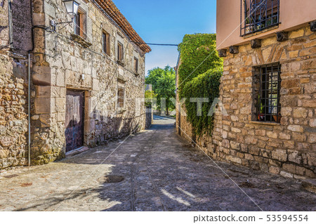 Narrow street in the city of Medinaceli Soria 53594554