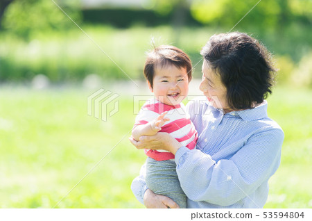 奶奶和孫子戶外 53594804