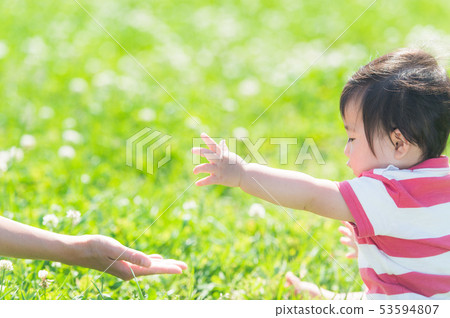父母和孩子們在公園裡玩 父母和孩子們在公園裡玩 53594807