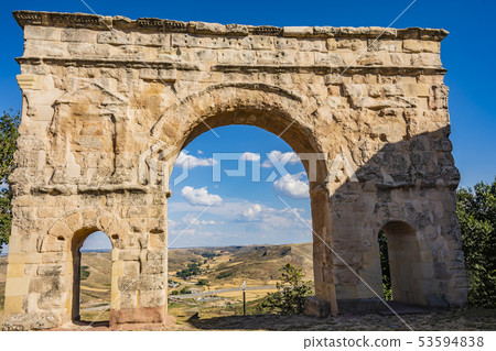 old roman arch of three spans in Medinaceli. Soria 53594838