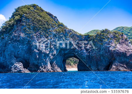 (Shizuoka Prefecture) Nishi Izu / Sennukimon Cruise Coastline / Sennikumon seen from the boat 53597676