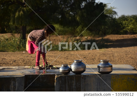 印度拉賈斯坦邦齋沙默爾的Cooley村一個抽水的女孩 53599012