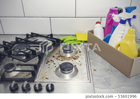 Cleaning a gas stove with kitchen utensils, Cleaning a gas stove with kitchen utensils, 53601996