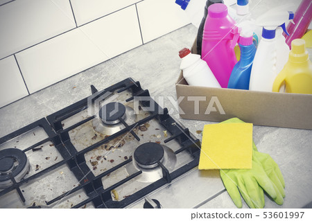Cleaning a gas stove with kitchen utensils, Cleaning a gas stove with kitchen utensils, 53601997