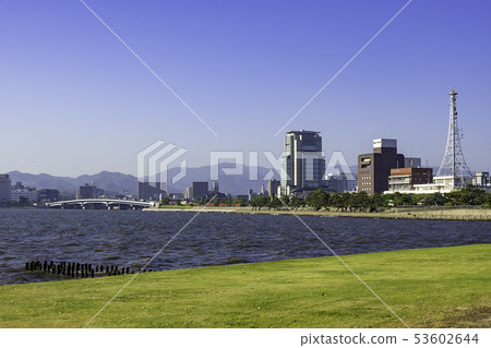 從島根縣松江市島根縣立美術館觀看真嗣湖和松江市 從島根縣松江市島根縣立美術館觀看真嗣湖和松江市 53602644