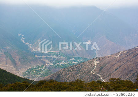 Landscape Scenery on the road between Lijiang Landscape Scenery on the road between Lijiang 53603230