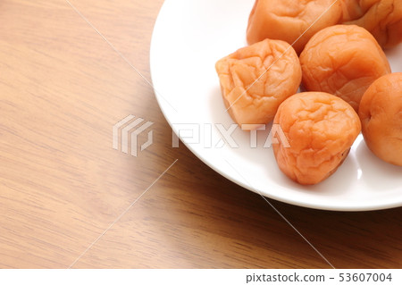 Honey plum (seasoned pickled plum) 53607004
