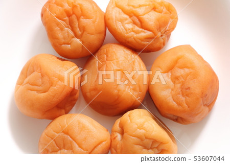 Honey plum (seasoned pickled plum) 53607044