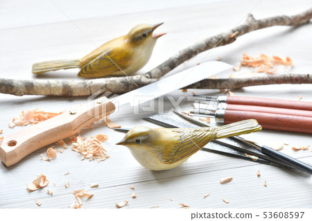 鳥雕。野生鳥類木雕，野生鳥類雕塑。有色是鶯。 *這是業餘愛好者正在進行的工作。 53608597