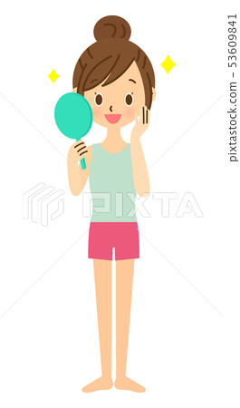 看起來鏡子的微笑的婦女 53609841