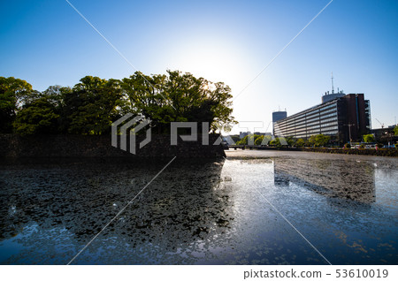 Uchibori Street Hitotsubashi reflected in Tokyo Otegu in the fresh green evening 53610019