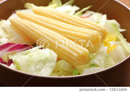 Young corn (young corn) placed in the center of a vegetable salad. Young corn (young corn) placed in the center of a vegetable salad. 53611004