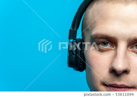 Portrait of a young handsome guy DJ 53611094