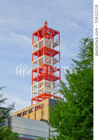 在大廈的屋頂的無線電天線塔 53612116