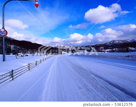 Snow road 53612576