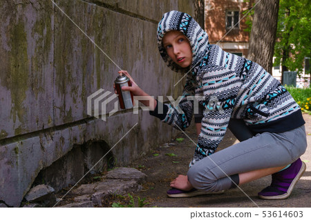 teen girl going to paint graffiti 53614603