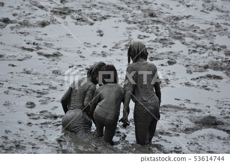 Tidal flat girls 53614744