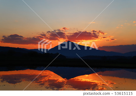 筑波在夕陽下閃閃發光 筑波在夕陽下閃閃發光 53615115