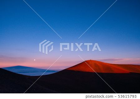Sunset view of Mauna Kea mountain Sunset view of Mauna Kea mountain 53615793