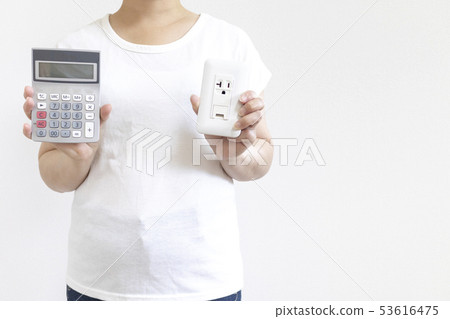 婦女和電費賬單圖像 婦女和電費賬單圖像 53616475