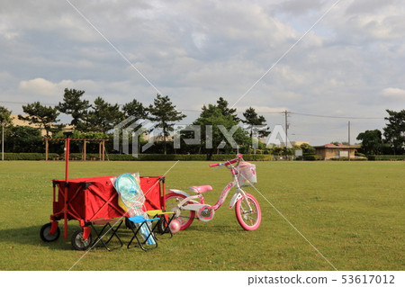 Family outdoors 53617012