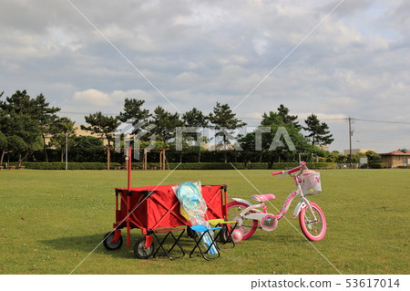 Family outdoors 53617014