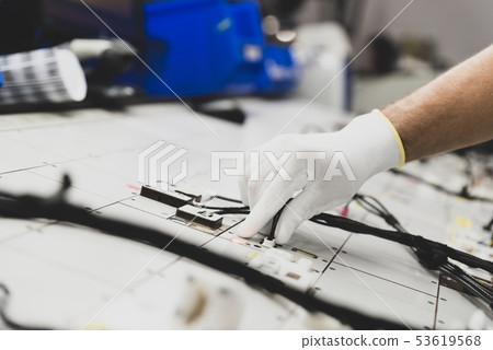 Checking the wiring systems on the control desk Checking the wiring systems on the control desk 53619568