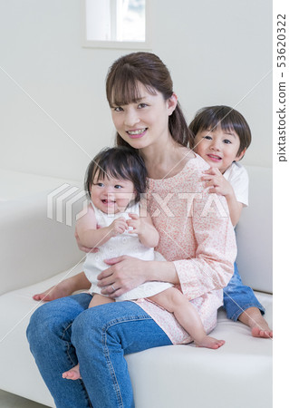 Smiling parent and child sitting on the couch 53620322