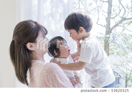 父母和孩子在窗邊玩 父母和孩子在窗邊玩 53620325
